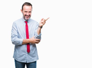 Kameraya bakarak yan el ve parmak ile işaret yüzünde kocaman bir gülümseme ile izole arka plan üzerinde kırmızı kravat giyen orta yaş ağarmış üst düzey iş adamı.