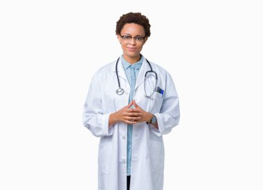 Birlikte izole arka plan eller üzerinde tıbbi ceket giyen genç Afro-Amerikan doktor kadın ve parmakları rahat ve neşeli gülümseyen geçti. Başarı ve iyimser