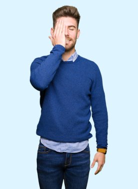 Genç yakışıklı bussines el yüz ve sürpriz duygu kendinden emin gülümseme ile kapsayan tek gözlü adam.