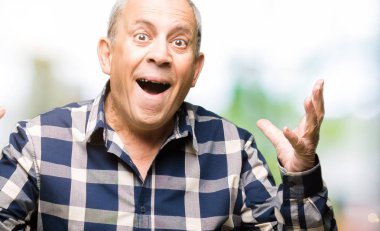 Yakışıklı komuta sizde rahat gömlek kutluyor giyen şaşırttı ve başarı için kaldırdı kollarını açarak hayret ve gözleri açık. Kazanan kavramı.