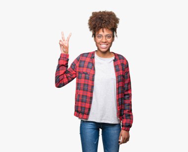 Güzel genç Afro-Amerikan kadın gözlük gösterilen ve parmakları ile işaret izole arka plan üzerinde kendinden emin ve mutlu gülümseyerek iken ikincisi.