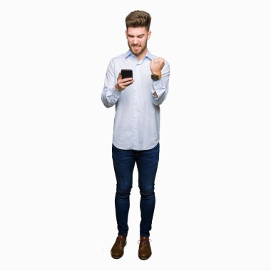 Genç yakışıklı adam iş smartphone kullanarak rahatsız ve boşa çıkarmak ile öfke, çılgın da yükseltilmiş el ile bağırmaya kavramı öfke