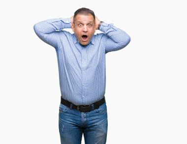 Kafasına, korkmuş ve şaşırmış şok açık ağız ile orta Arap iş adamı üzerinde arka plan deli izole ve ile korkuttu yaş eller