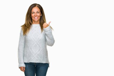 Hareketi el ile mutlu yaşasın yapıyor izole arka plan üzerinde kış kazak giyen güzel orta yaş yetişkin kadın. Kameraya bakarak başarı gösteren ile ifade onaylama.