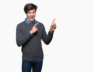 Genç yakışıklı zarif adam gülümseyerek ve iki elleri ve parmakları ile tarafına işaret kamera bakarak izole arka plan üzerinde.