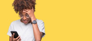 Baş, el ile vurguladı izole arka plan üzerinde akıllı telefon kullanan genç Afro-Amerikan kadın şok utanç ve sürpriz suratla, öfkeli ve sinirli. Korku ve hata için üzgün.