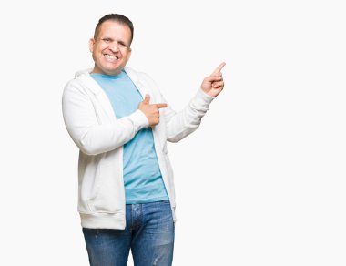 Kameraya bakarak yan el ve parmak ile işaret yüzünde kocaman bir gülümseme ile izole arka plan üzerinde sweatshirt giyen orta yaş Arap adam.