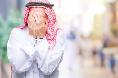 Üst düzey Arap adamın yüzünü elleri ile ağlayarak süre kapsayan üzgün ifade ile izole arka plan üzerinde keffiyeh giydiğini. Depresyon kavramı.