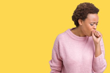 Güzel genç Afro-Amerikan kadın hasta ve soğuk veya bronşit için semptom olarak öksürük duygu izole arka plan yüzünden. Sağlık kavramı.