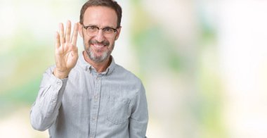 Gösterilen arka plan üzerinde gözlük takan yakışıklı orta yaş zarif komuta sizde izole ve parmakları ile işaret kendinden emin ve mutlu gülümseyerek süre dört numara.