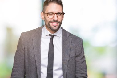 Genç yakışıklı iş adamı seksi bir ifadeyle, neşeli ve mutlu yüzünü kameraya bakarak göz kırpıyor izole arka plan üzerinde.