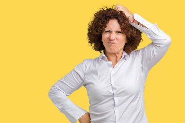 İzole arka plan güzel orta ager üst düzey businees kadın yanıltır ve soru hakkında merak ediyorum. Şüphe, kafasına el ile düşünme ile belirsiz. Dalgın kavramı.