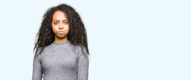 Komik surat ile yanakları şişirme kıvırcık saçlı Genç güzel kız. Ağız ile hava, deli ifade şişirilmiş.