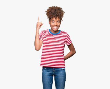 Güzel genç Afro-Amerikan kadın başarılı fikirle parmağı yukarıyı izole arka plan yüzünden. Çıktıktan ve mutlu. Bir numara.
