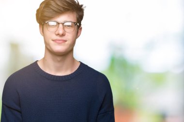 Üzerinde gözlük takan genç yakışıklı adam arka plan gevşek yüzünde ciddi bir ifade ile izole. Basit ve doğal kameraya bakıyor.