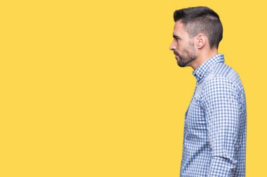 Yakışıklı delikanlı izole arka tarafına, seyir üzerinde dinlenmek doğal yüz emin gülümseme ile pozuyla profili.