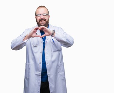İçinde gülümseyen izole arka plan üzerinde tıbbi beyaz önlük giyen genç beyaz doktor adam kalp sembolünü gösterirken seviyorum ve elleriyle şekil. Romantik kavramı.