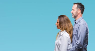 Orta yaş İspanyol iş çift izole arka tarafına, seyir üzerinde dinlenmek doğal yüz emin gülümseme ile pozuyla profili.