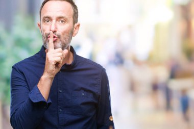 Orta yaş dudaklarında parmak ile sessiz olmanı izole arka plan üzerinde ağarmış komuta sizde. Sessizlik ve gizli kavramı.