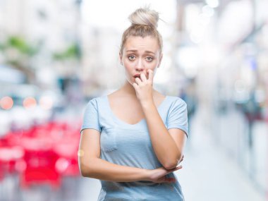 Genç Sarışın kadın yüzünden stresli ve gergin ile izole arka plan tırnak ısırma dudaklarından eller. Anksiyete sorunu.