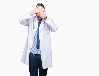 Yakışıklı genç doktor adam izole arka plan kaplaması gözler ve ağız el ile şaşırttı ve şok. Duygu gizleme