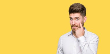 Genç yakışıklı iş dostum işaret jest göz izlemek için şüpheli ifade