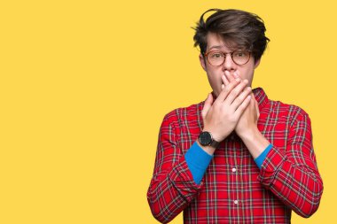 Üzerinde gözlük takan genç yakışıklı adam arka plan ağız hata için elleriyle kapsayan şok izole. Gizli kavramı.