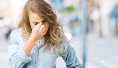 Güzel sarışın genç kadın üzerinde izole arka burun ve göz yorgunluğu ve baş ağrısı duygu sürtünme yorgun. Stres ve hayal kırıklığı kavramı.