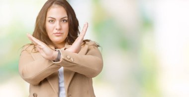 Artı boyutu genç kadın güzel üzerinde kış palto giyiyor arka plan ret ifade geçiş silah eksi işareti, kızgın surat yapıyor izole