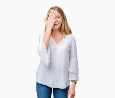 El yüz ve sürpriz duygu kendinden emin gülümseme ile tek gözüyle kapsayan izole arka plan güzel genç zarif kadın.