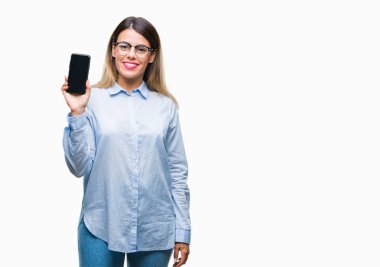 Genç güzel iş kadın gösteren boş ekran smartphone üzerinde duran ve diş gösterilen kendine güvenen bir gülümsemeyle gülümseyerek mutlu bir yüz ile izole arka plan