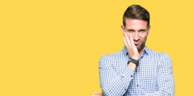 Seyir düşünüyorum mavi gözlü yakışıklı iş adamı yorgun ve sıkılmış çapraz silah depresyon sorunları ile.