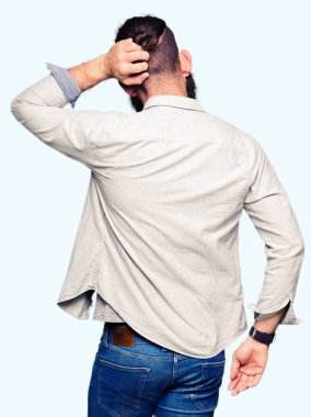 Genç Sarışın giyen gözlük geriye düşünme hakkında şüphe ile baş taraftan adam