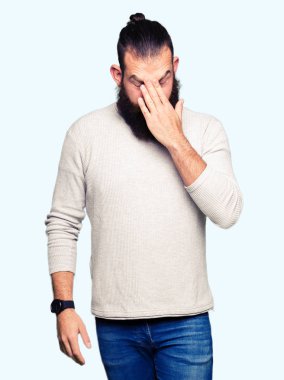 Genç sarışın adam rahat kazak yorgun sürtünme burun ve göz yorgunluğu ve baş ağrısı hissediyor. Stres ve hayal kırıklığı kavramı.