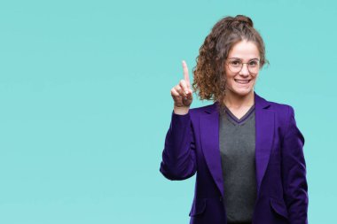 Okul üniforması ve gözlük ve parmak gülümseyen süre bir numara ile kendinden emin ve mutlu yukarıyı gösteren izole arka plan üzerinde giyen genç esmer öğrenci kız.