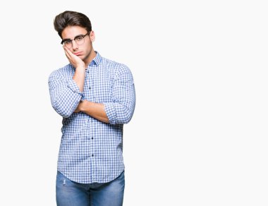 Seyir yorgun ve bıkkın ile depresyon sorun Çapraz kollar ile izole arka plan düşünme üzerinde gözlük takan genç yakışıklı adam.