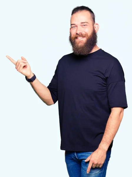 Mladá Blonďatá Muž Nosí Ležérní Tričko Velkým Úsměvem Tváři Ukázal — Stock fotografie