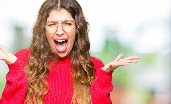 Junge Schöne Frau Mit Roter Brille Feiert Verrückt Und Erstaunt — Stockfoto