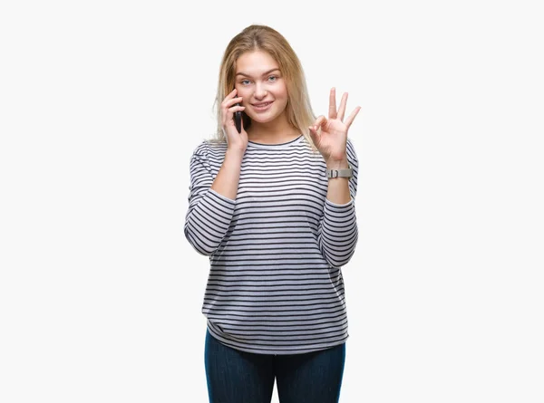 Joven Mujer Caucásica Mostrando Pantalla Del Teléfono Inteligente Sobre Fondo — Foto de Stock