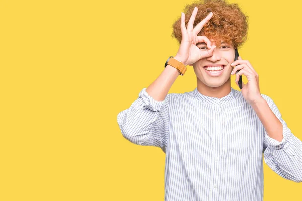 Mladý Pohledný Muž Mluví Telefonu Šťastný Obličej Úsměvem Dělá Znamení — Stock fotografie