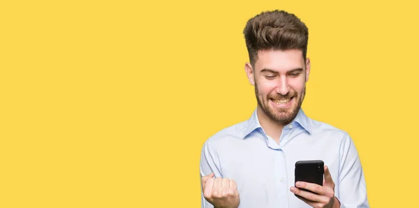 Joven Hombre Guapo Negocio Usando Teléfono Inteligente Gritando Orgulloso Celebrando —  Fotos de Stock