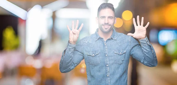 Joven Hombre Guapo Sobre Fondo Aislado Mostrando Señalando Hacia Arriba — Foto de Stock