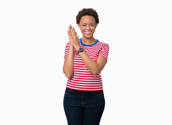 Красивая Молодая Африканская Американка Очках Изолированном Фоне Хлопает Аплодирует Счастливым — стоковое фото