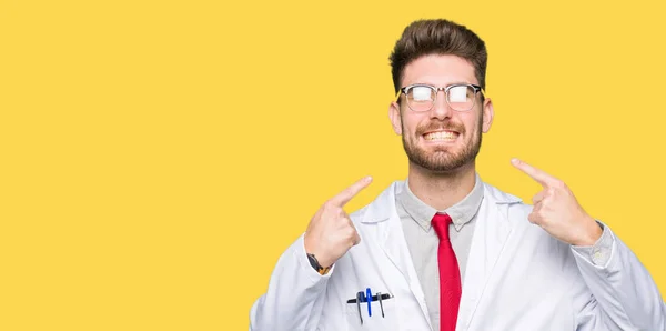 잘생긴 과학자 자신감 보여주는 손가락 치아와 가리키는 안경을 — 스톡 사진