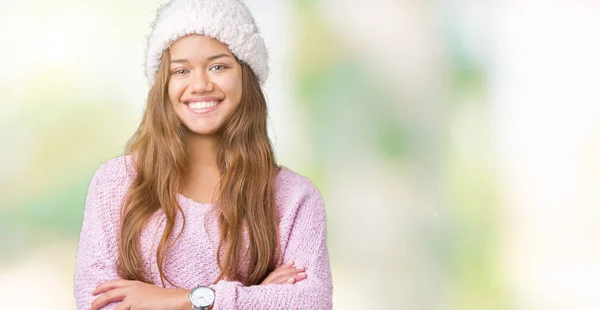 上のセーターと冬の帽子を着ている若い美しいブルネットの女性は 幸せそうな顔で笑顔組んだ腕のカメラを見て背景を分離しました 肯定的な人 — ストック写真