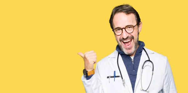 Guapo Médico Mediana Edad Hombre Con Abrigo Médico Sonriendo Con —  Fotos de Stock