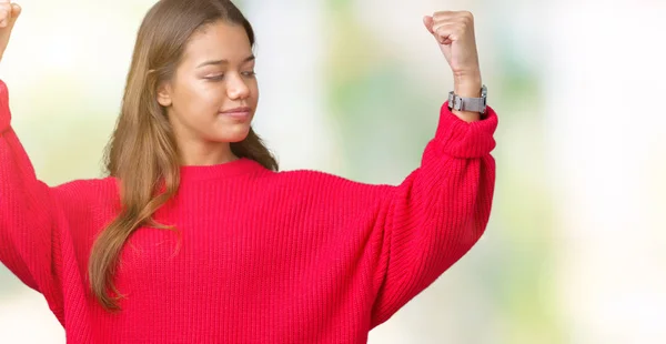 Młoda Piękna Kobieta Brunetka Sobie Sweter Zimowy Czerwony Białym Tle — Zdjęcie stockowe