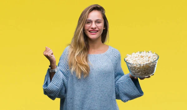 Giovane Bella Donna Bionda Mangiare Popcorn Sfondo Isolato Urlando Orgoglioso — Foto Stock