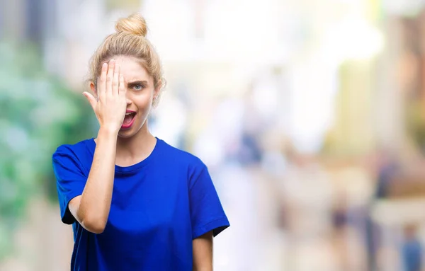 Giovane Bella Donna Occhi Biondi Blu Indossa Blu Shirt Sfondo — Foto Stock