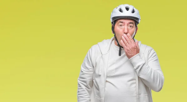 Красивый Старший Велогонщик Велосипедном Шлеме Изолированном Заднем Крышке Рта Рукой — стоковое фото